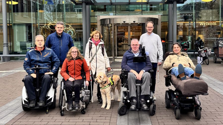 Het team van de Werkgroep Toegankelijk Barneveld poseert vóór het gemeentehuis in Barneveld