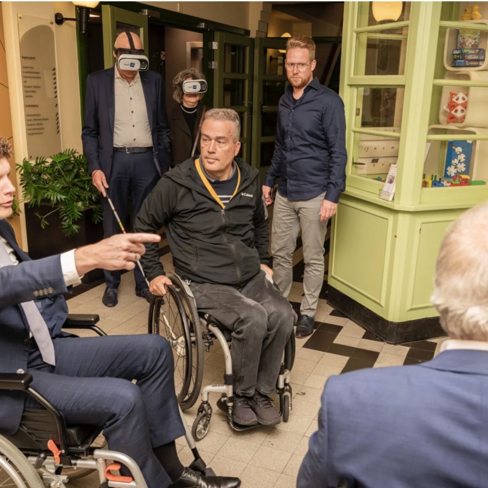 Burgemeester Jacco van der Tak in een rolstoel